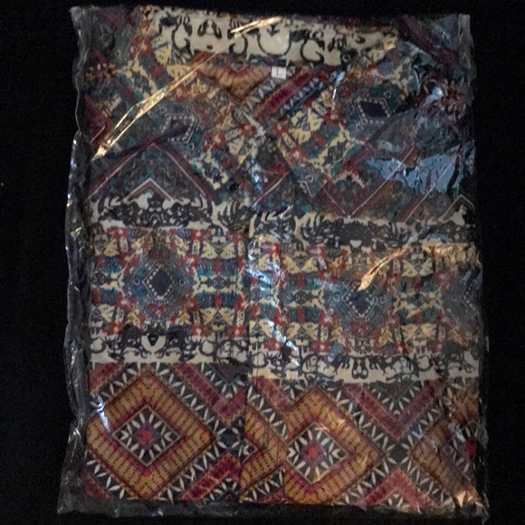 Brand NEW button-down shortsleeved shirt - Picture 2 of 3